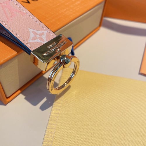 ميدالية لويس فيتون وردي