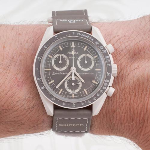 اوميغا سواتش باللون الجديد