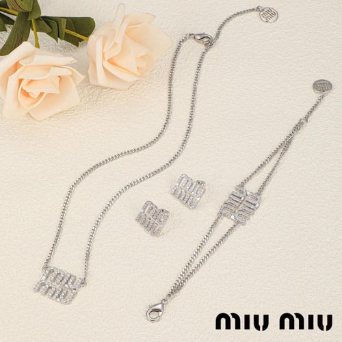 طقم ميو ميو الأكثر مبيعاً