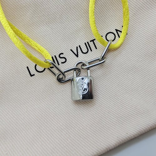 اسوارة لويس فيتون قفل فضي