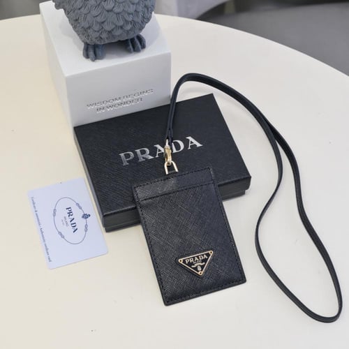 تعليقة بطايق ماركة برادا وميو ميو