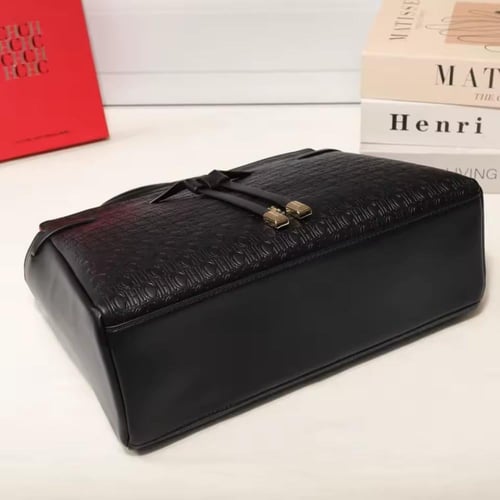 شنطة نسائية من ماركة كارولينا هيريرا