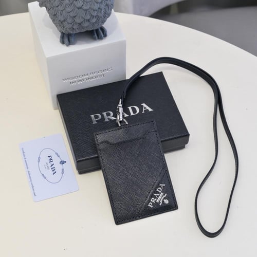 تعليقة بطايق ماركة برادا وميو ميو