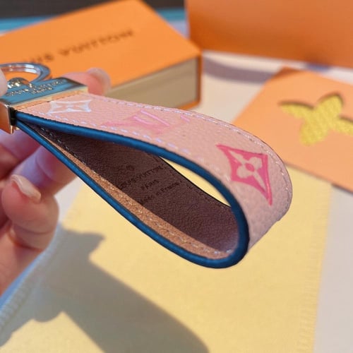 ميدالية لويس فيتون وردي