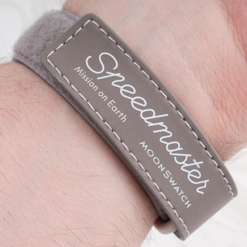 اوميغا سواتش باللون الجديد