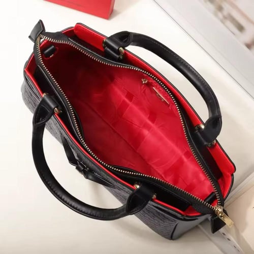 شنطة نسائية من ماركة كارولينا هيريرا