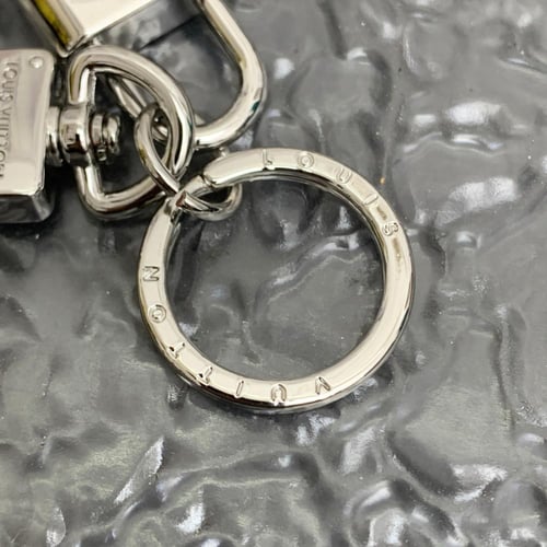 ميدالية لويس فيتون جلد اسود