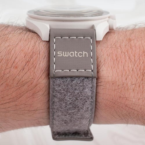 اوميغا سواتش باللون الجديد