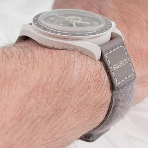 اوميغا سواتش باللون الجديد