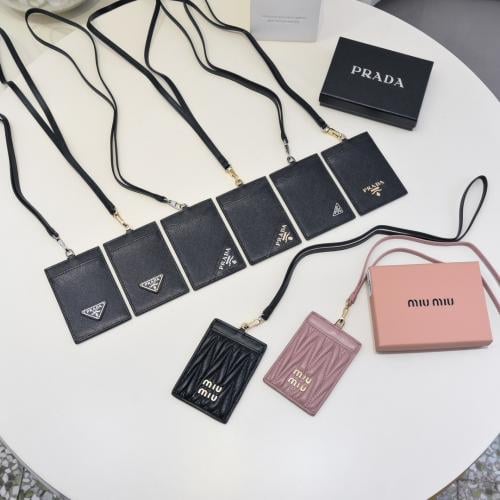 تعليقة بطايق ماركة برادا وميو ميو