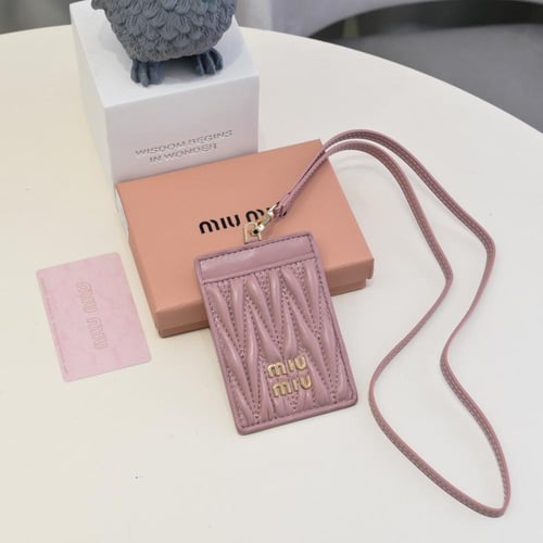 تعليقة بطايق ماركة برادا وميو ميو