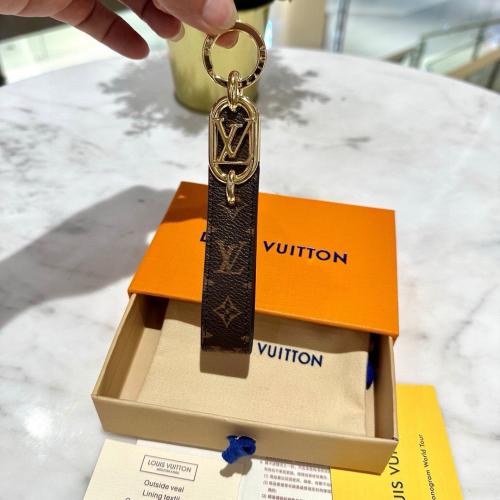 ميدالية لويس فيتون بني بذهبي