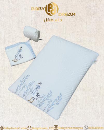 Elegant baby bedspread with embroidery