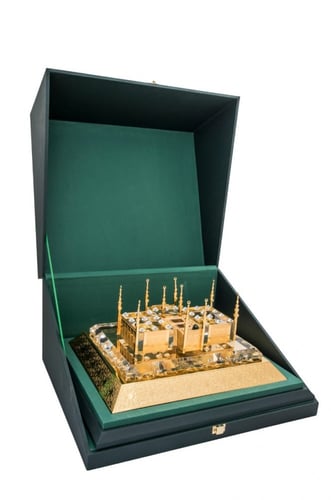 مجسم للمسجد النبوي الشريف في المدينة بداخل صندوق م...