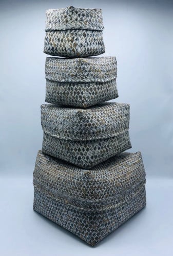 طقم مكون من 4 صناديق بداخل بعضها مع غطاء لكل صندوق لون رمادي (20سم, 16سم، 13سم، 10سم)
