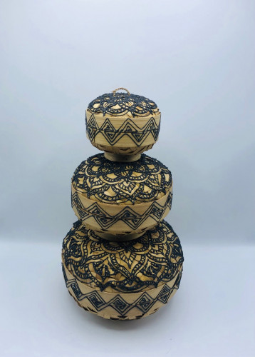 3 صناديق صغيرة الحجم ( 20سم ، 15سم ، 10سم ) بداخل بعضها مع غطاء لكل صندوق.