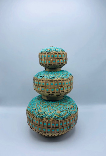 3 صناديق صغيرة الحجم ( 20سم ، 15سم ، 10سم ) بداخل بعضها مع غطاء لكل صندوق مع رسم نقط في الأطراف