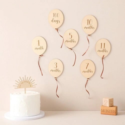 لوحة خشبيه على شكل بالون