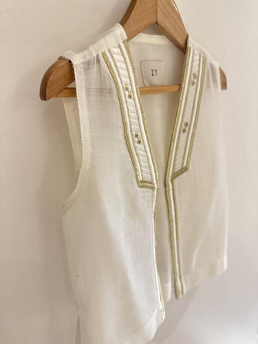 سديري البشت باللون السكري ومقصب بالذهبي