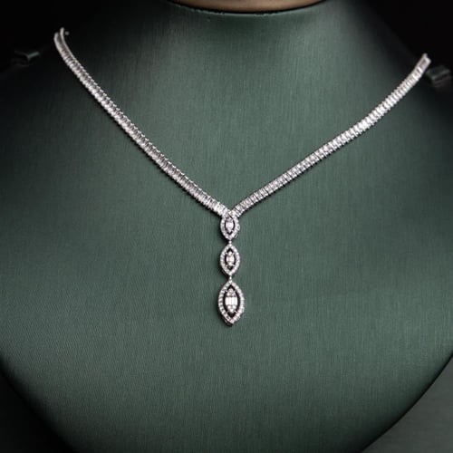 طقم نسائي فاخر مرصع بفصوص الزيركون