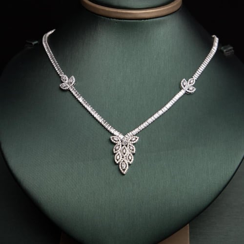 طقم نسائي فاخر مرصع بفصوص الزيركون