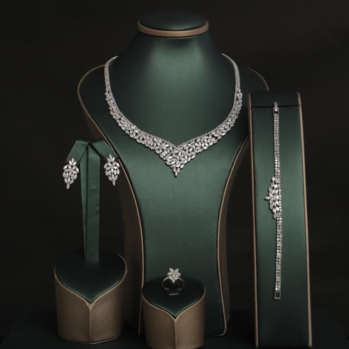 طقم نسائي فاخر مرصع بفصوص الزيركون