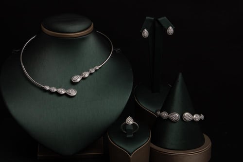 طقم نسائي فاخر ذهبي مرصع بفصوص الزيركون