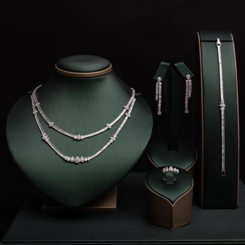 طقم نسائي فاخر مرصع بفصوص الزيركون