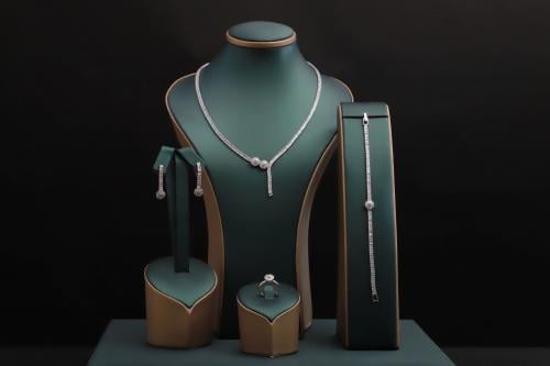 طقم نسائي فاخر مرصع بفصوص الزيركون