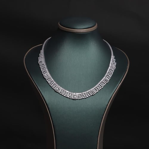 طقم نسائي فاخر مرصع بفصوص الزيركون