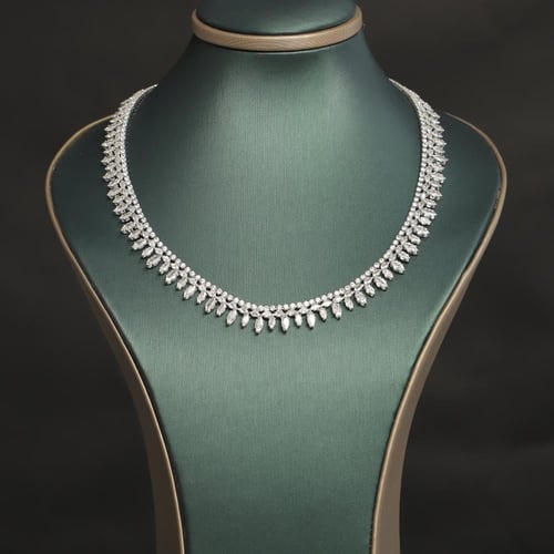 طقم نسائي فاخر مرصع بفصوص الزيركون