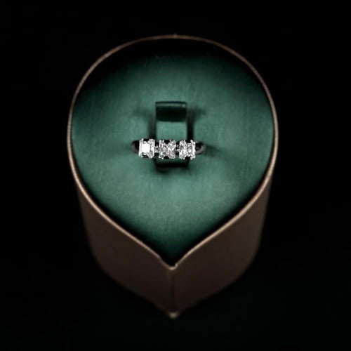 طقم نسائي فاخر مرصع بفصوص الزيركون