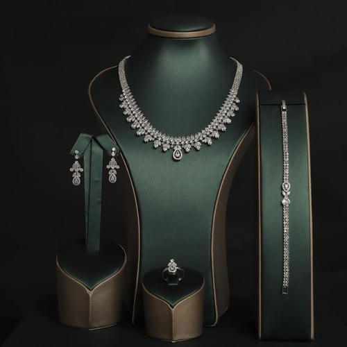طقم نسائي فاخر مرصع بفصوص الزيركون