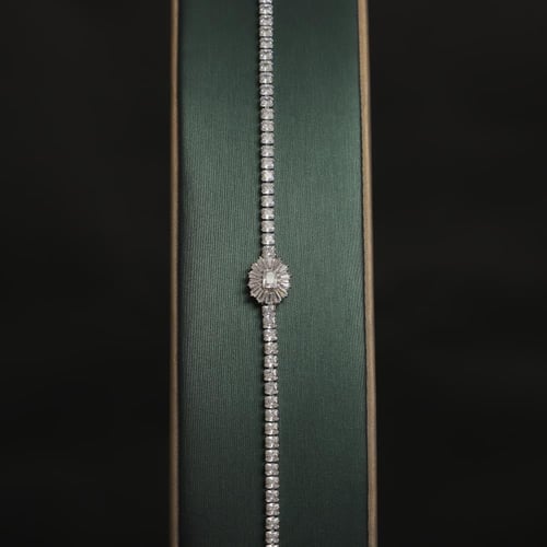 طقم نسائي فاخر مرصع بفصوص الزيركون