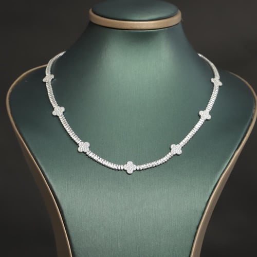 طقم نسائي فاخر مرصع بفصوص الزيركون