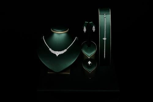 طقم نسائي فاخر مرصع بفصوص الزيركون