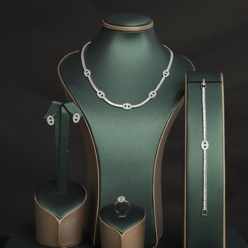 طقم نسائي فاخر مرصع بفصوص الزيركون