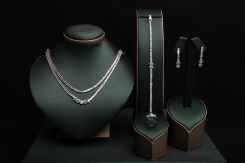 طقم نسائي فاخر مرصع بفصوص الزيركون