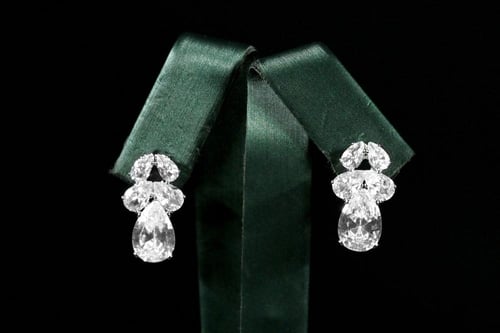 طقم نسائي فاخر مرصع بفصوص الزيركون