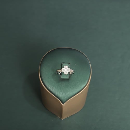 طقم نسائي فاخر مرصع بفصوص الزيركون