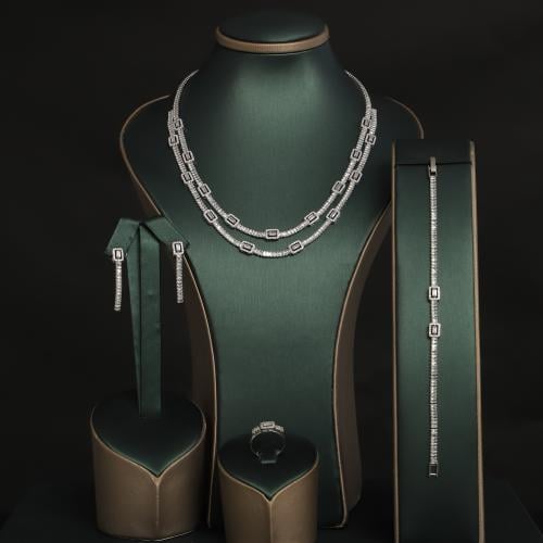 طقم نسائي فاخر مرصع بفصوص الزيركون