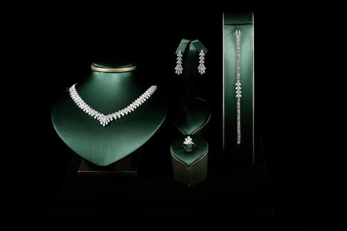 طقم نسائي فاخر مرصع بفصوص الزيركون