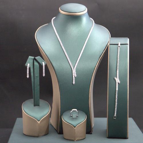 طقم نسائي فاخر مرصع بفصوص الزيركون