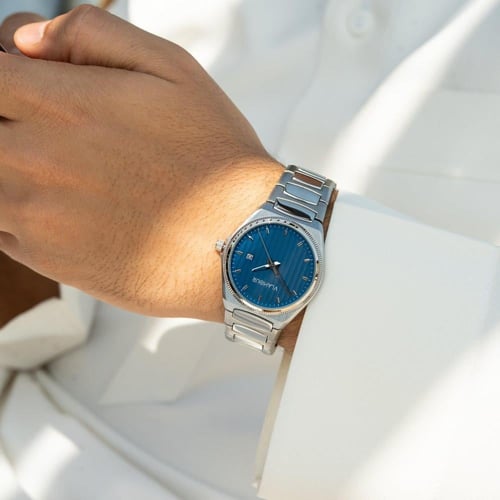 ساعة رجالية بلون فضي وميناء أزرق - تصميم أنيق