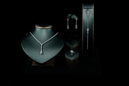 طقم نسائي فاخر مرصع بفصوص الزيركون