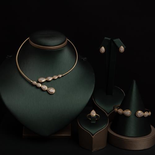 طقم نسائي فاخر ذهبي مرصع بفصوص الزيركون