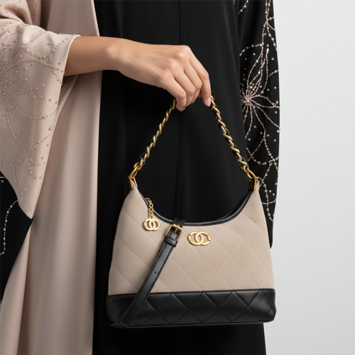 شنطة يد نسائية جلد بسلسلة ذهبية - بيج وأسود