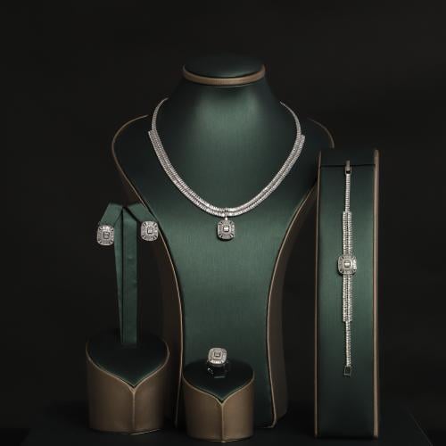 طقم نسائي فاخر مرصع بفصوص الزيركون