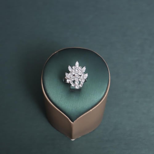 طقم نسائي فاخر مرصع بفصوص الزيركون