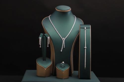 طقم نسائي فاخر مرصع بفصوص الزيركون